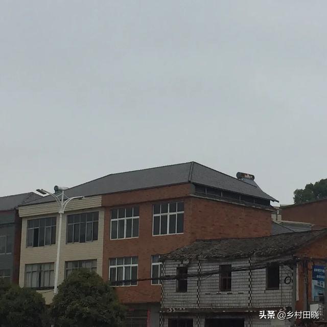 農(nóng)村自建房坡屋頂，用琉璃瓦還是樹脂瓦？看看內(nèi)行人的經(jīng)驗分享
